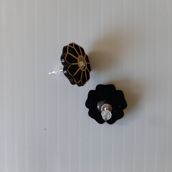 Daisy Flower Earring Stud - Picture 7 of 8